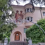 Apartment Mansarde Zeder In Privatvilla Im Zentrum Merans *