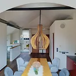 Mansarde Zeder In Privatvilla Im Zentrum Merans Merano