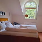 Apartment Mansarde Zeder In Privatvilla Im Zentrum Merans