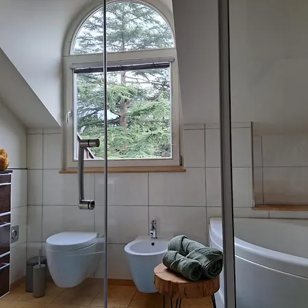 Mansarde Zeder In Privatvilla Im Zentrum Merans Lägenhet *