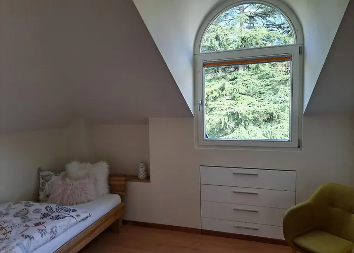 Mansarde Zeder In Privatvilla Im Zentrum Merans